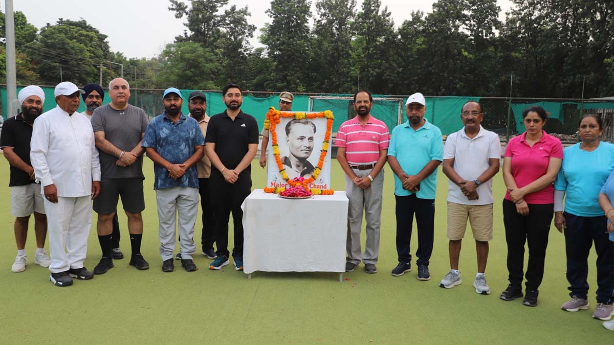 surjit hockey1.jpg