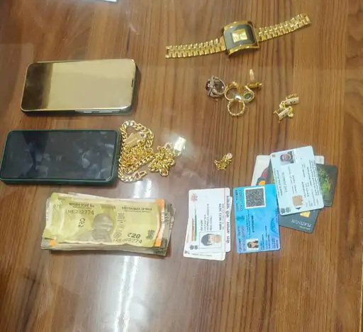 पुलिस ने लोला के पास से आधार कार्ड, पैन कार्ड, एटीएम कार्ड और ड्राइविंग लाइसेंस बरामद किया