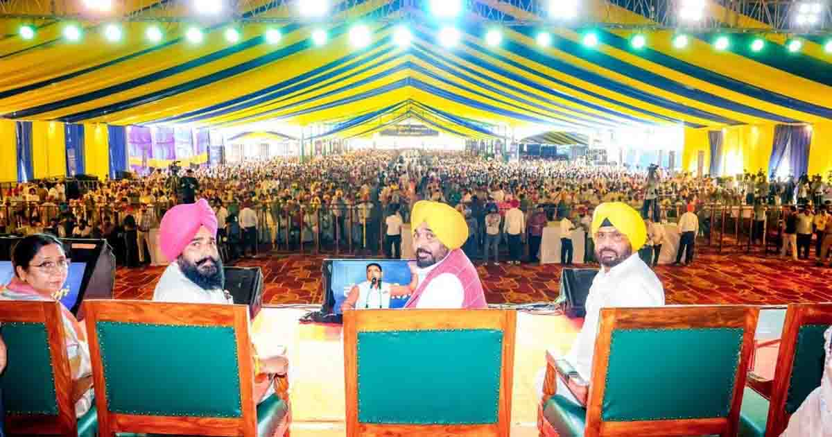 CM Bhagwant Singh Mann Rakkhar Punnia gift to sisters.jpg