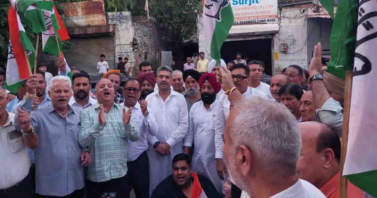 Congress party staged a protest by burning an effigy outside the Pratap Bagh electricity office.jpg