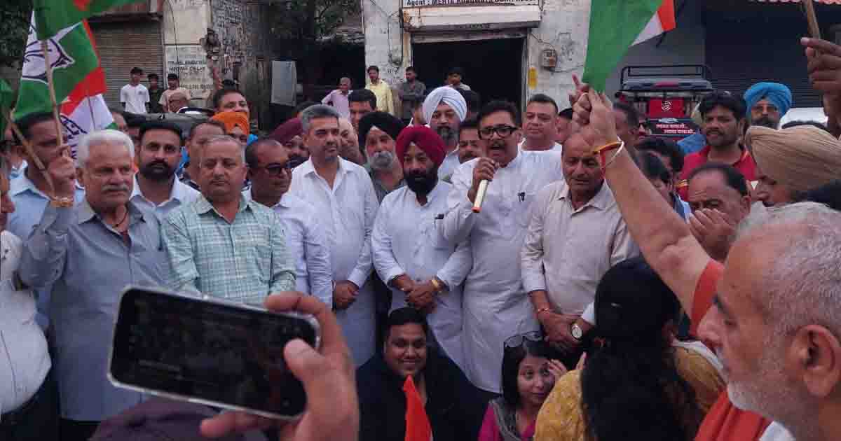 Congress party staged a protest by burning an effigy outside the Pratap Bagh electricity office.jpg