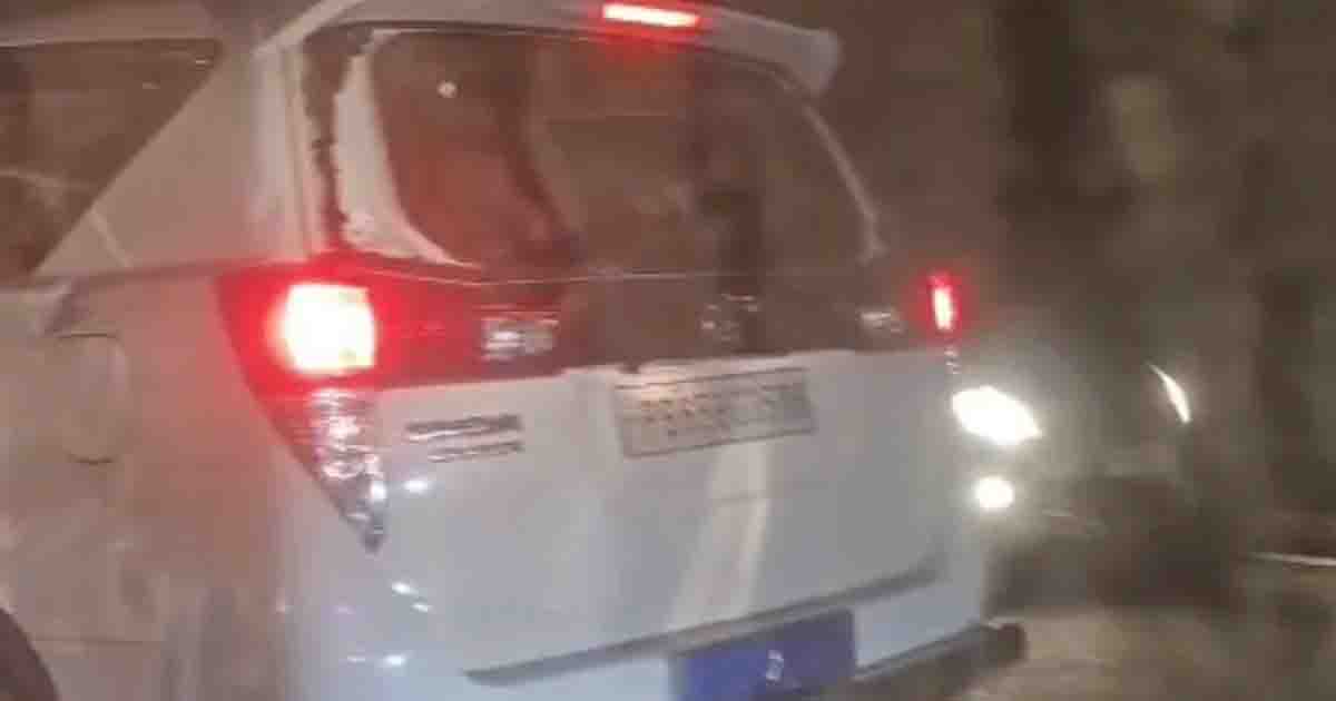 पुलिस की टूटी गाड़ियां