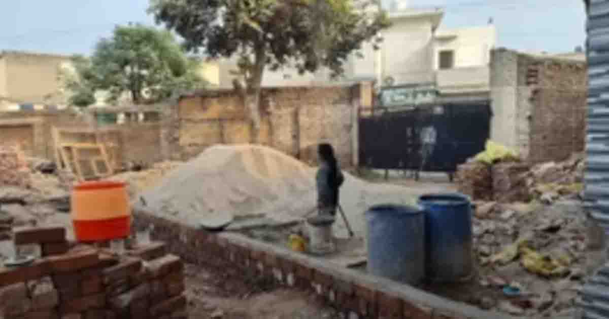 दशमेश नगर रोड पर पुरानी फैक्ट्री तोड़कर काटी जा रही अवैध कालोनी