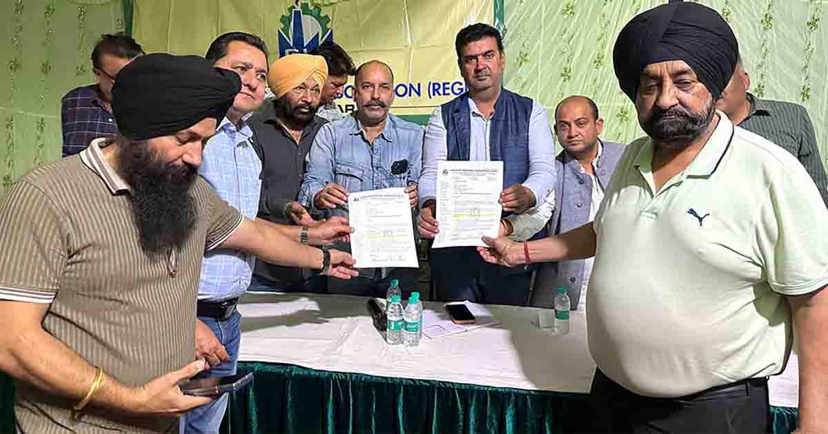 Mayor Vaneet Dheer held a meeting with the office-bearers and members of Gadaipur Industrial Association.jpg