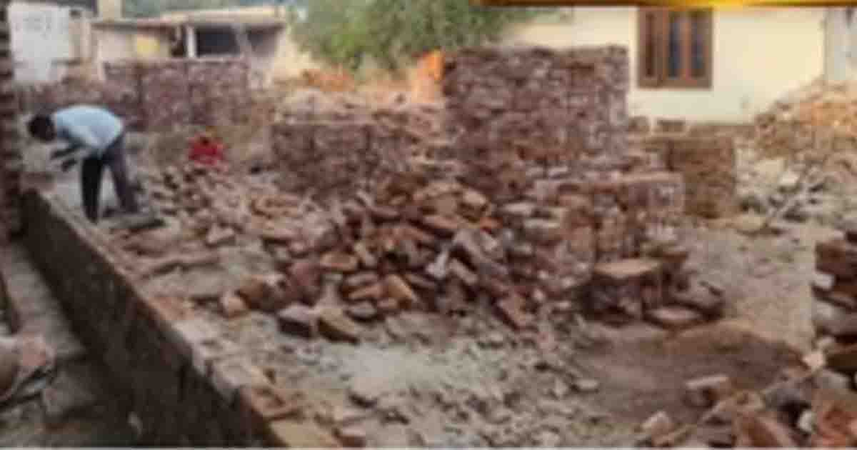 दशमेश नगर रोड पर पुरानी फैक्ट्री तोड़कर काटी जा रही अवैध कालोनी