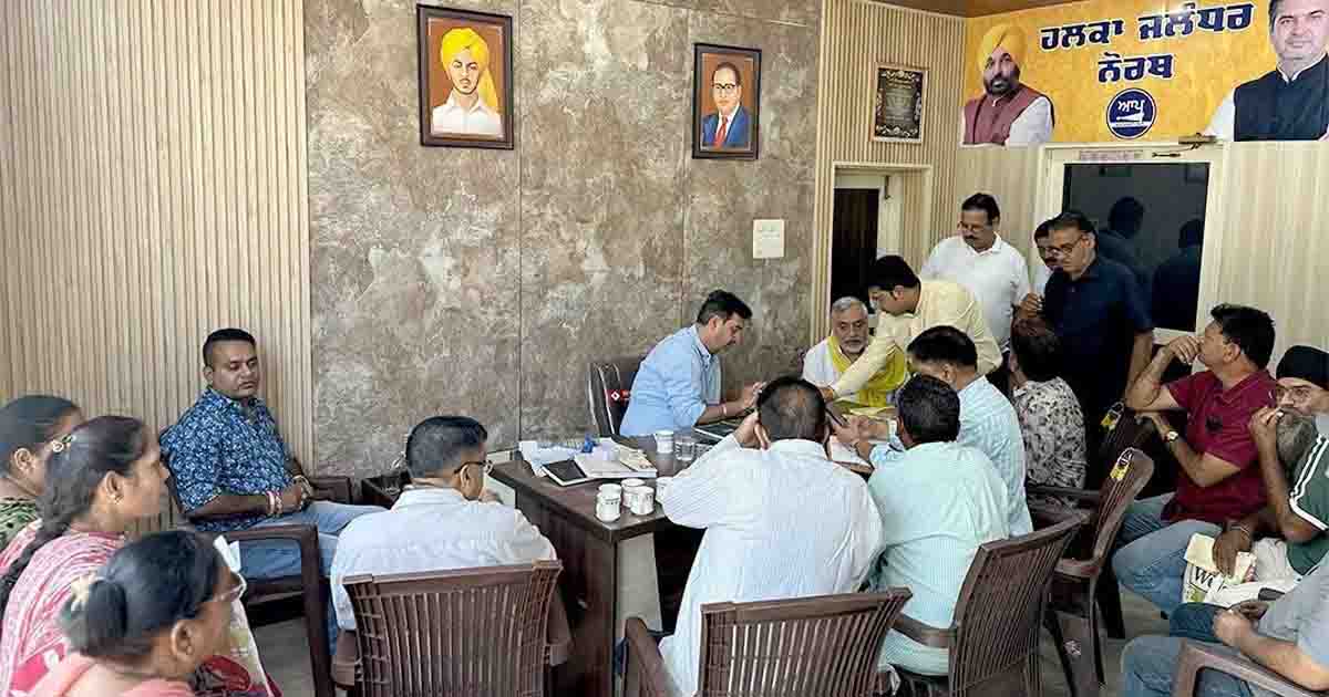 जालंधर नार्थ हलके के प्रभारी और मेयर वनीत धीर सोढल स्थित दफ्तर में लोगों की समस्याएं सुनते हुए
