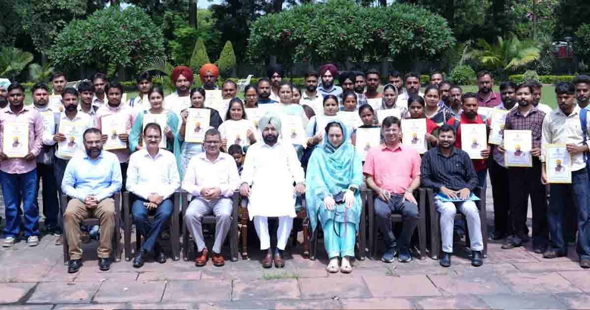 Punjab News: हरदीप सिंह मुंडियां ने जल आपूर्ति एवं स्वच्छता विभाग के 52 नव-नियुक्त कर्मचारियों को नियुक्ति पत्र सौंपे