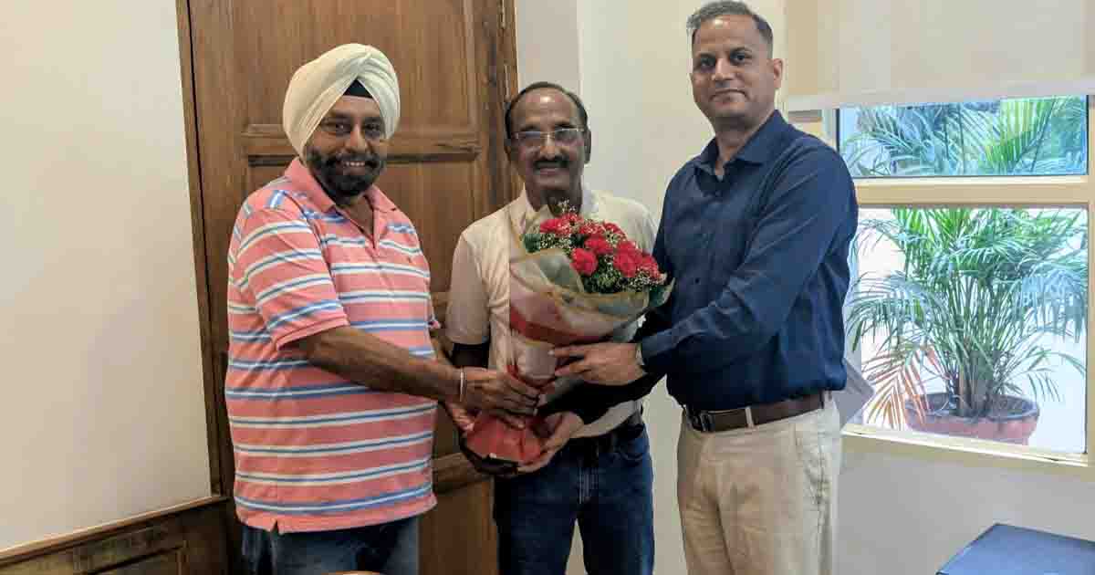 Jalandhar News: सुरिंदर सिंह 'भापा' और इकबाल सिंह संधू ने निगम कमिश्नर से की मुलाकात