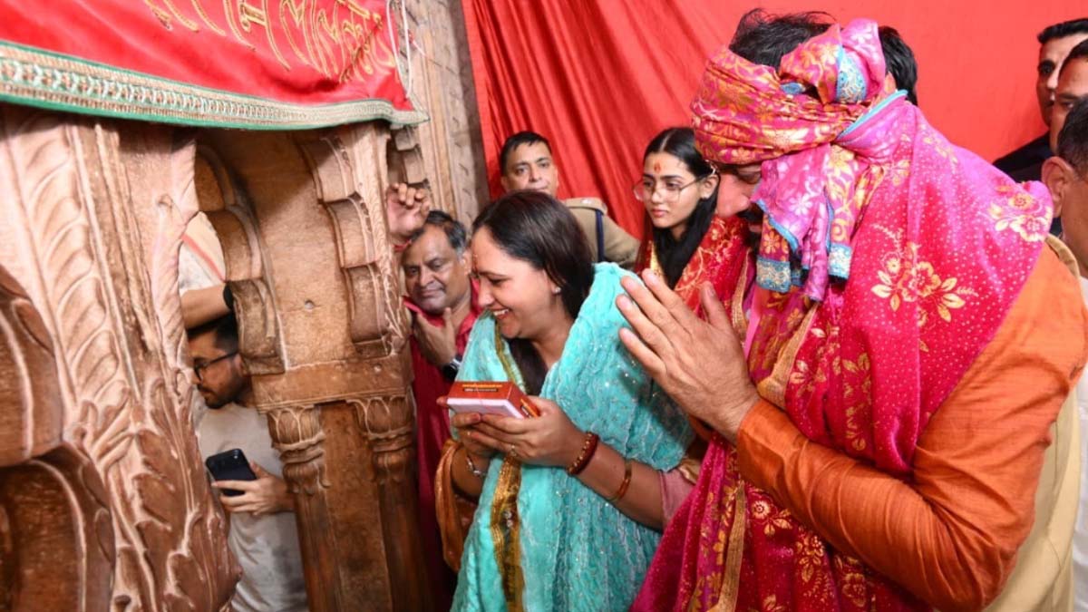 Haryana News: सीएम नायब सैनी ने वृंदावन में श्री राधा वल्लभ मंदिर में की पूजा-अर्चना