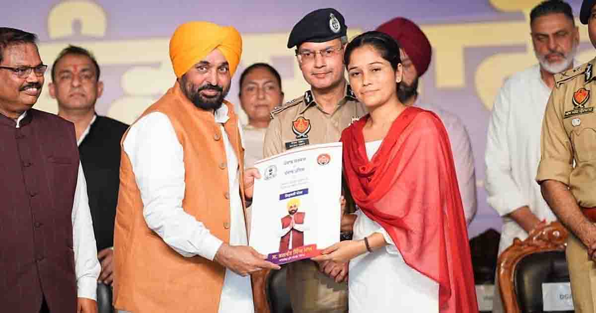 Jalandhar News: पंजाब के 1,746 और युवाओं को पुलिस में मिली सरकारी नौकरी, मुख्यमंत्री भगवंत सिंह मान ने सौंपे नियुक्ति पत्र