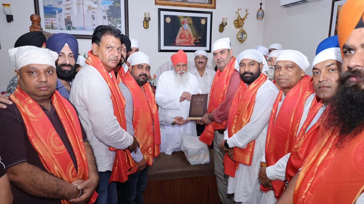 Jalandhar News: डेरा सचखंड बल्लां पहुंचे मेयर वनीत धीर, संत निरंजन दास महाराज से लिया आशीर्वाद