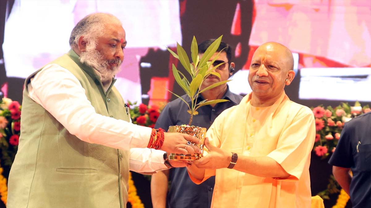 CM योगी का महिलाओं को बड़ा तोहफा, 50 हजार बेटियों को मिलेगी स्कूटी