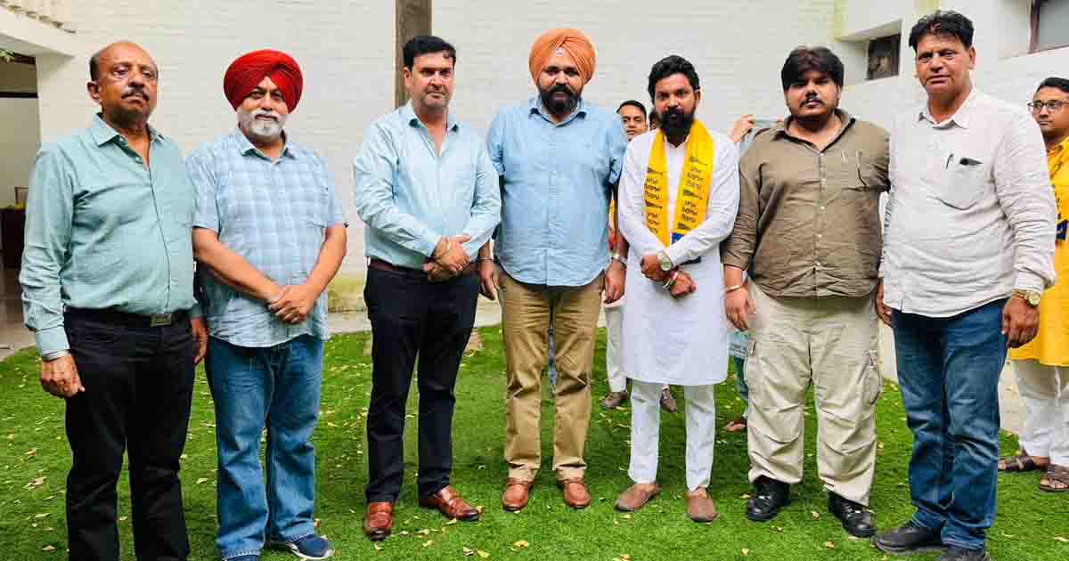 Jalandhar News: जालंधर नॉर्थ में BJP-कांग्रेस और अकाली दल को बड़ा राजनीतिक झटका, कई जाने-माने नेता और परिवार AAP में हुए शामिल 