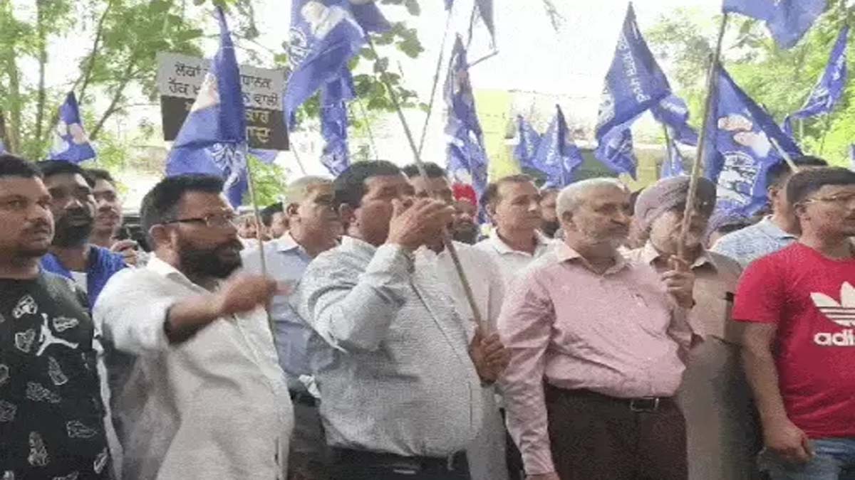 बसपा नेता बलविंदर कुमार ने एसएसपी कार्यालय के बाहर किया प्रदर्शन, पुलिस पर लगाए आरोप