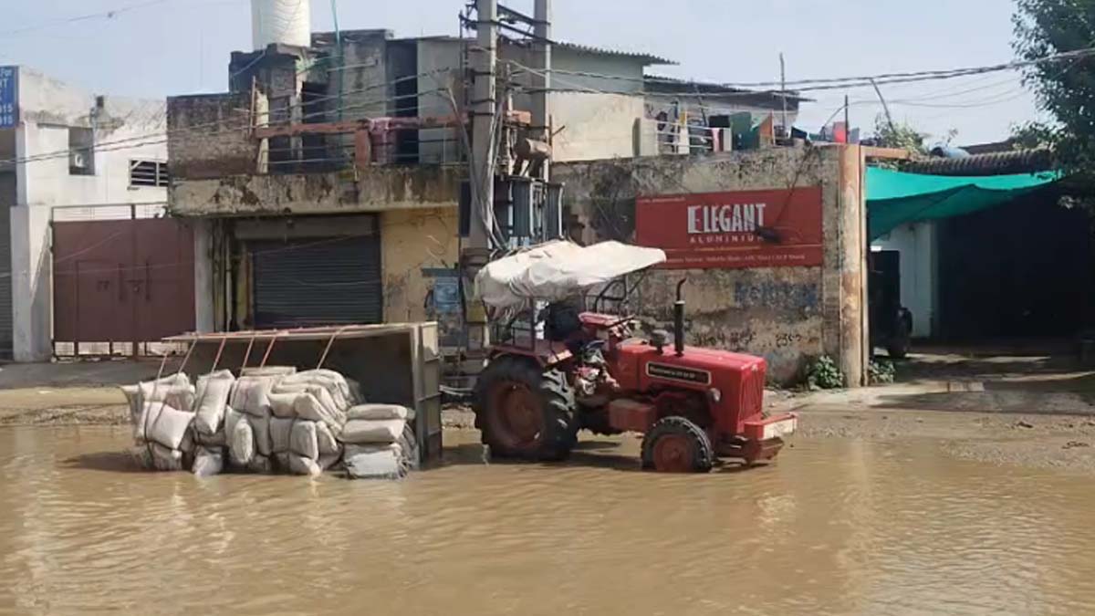 लंबा पिंड चौक की बदहाल सड़क बनी हादसे की वजह, पानी में फंसी सीमेंट से भरी ट्रैक्टर-ट्रॉली पलटी