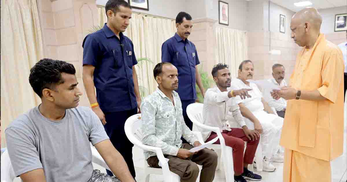 UP News: मुख्यमंत्री ने विभिन्न जनपदों से ‘जनता दर्शन’ में आए लोगों की सुनीं समस्याएं