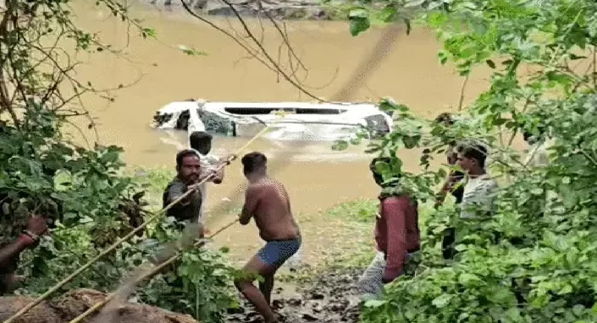बरसाती नाले में बही कार, 3 बच्चों समेत 8 की मौत; मां बगलामुखी मंदिर दर्शन करने आए थे श्रद्धालु