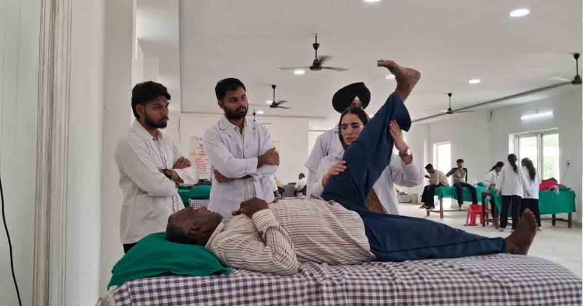 Jalandhar News: सेंट सोल्जर कॉलेज द्वारा अमानतपुर गांव में निःशुल्क फिजियोथेरेपी कैंप आयोजित