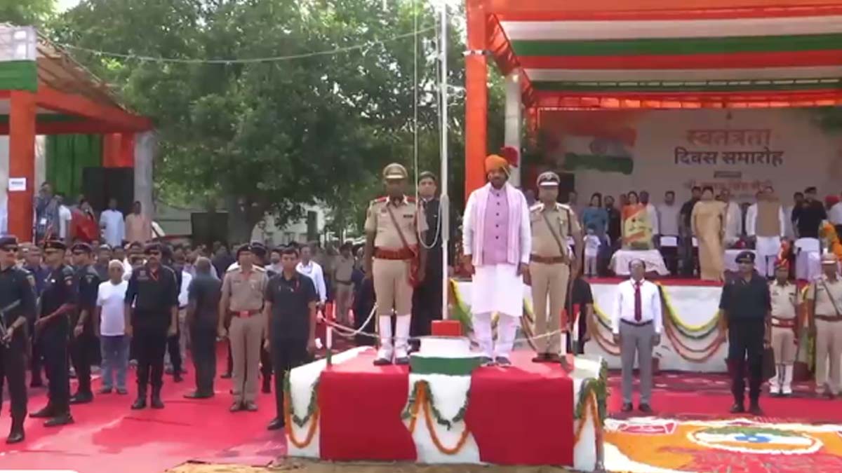 Haryana News: हांसी में गूंजा देशभक्ति का जज्बा, CM सैनी ने तिरंगा फहराकर शहीदों को किया नमन