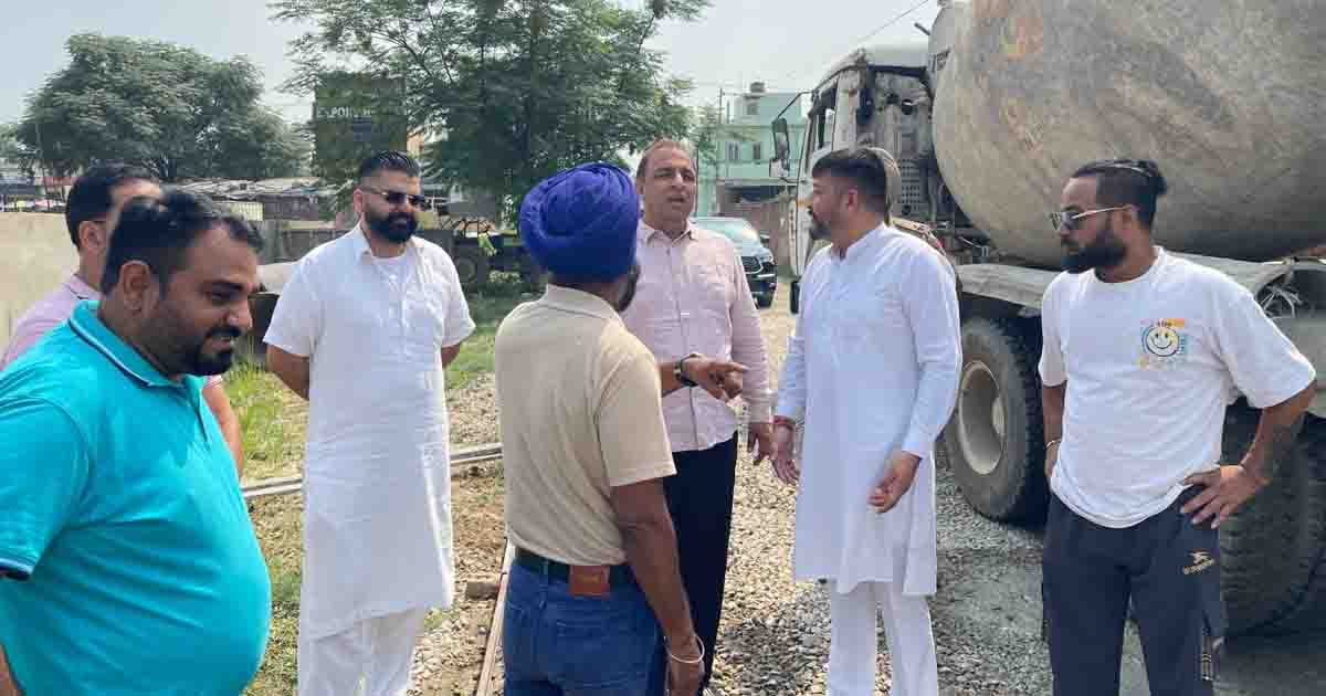 Jalandhar News: नितिन कोहली ने वार्ड नंबर 8, न्यू दशमेश नगर में बन रही नई सड़क के निर्माण कार्य का किया निरीक्षण