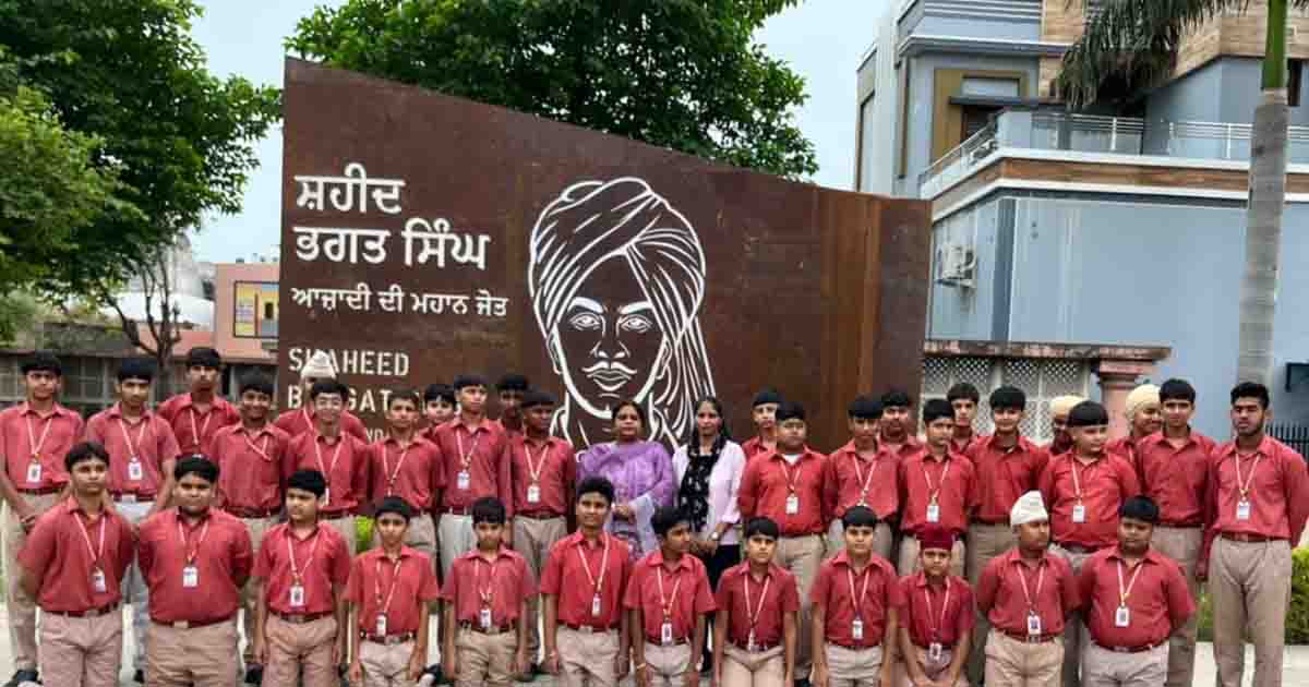 Jalandhar News: शहीद भगत सिंह जी को श्रद्धांजलि देने खटकड़ कलां पहुंचे सेंट सोल्जर ग्रुप के विद्यार्थी