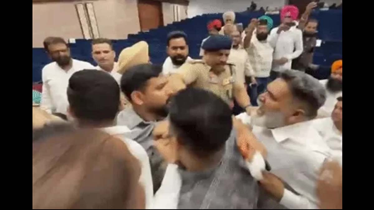 नगर निगम में F&CC चुनाव को लेकर हंगामा, दो पार्षदों में हाथापाई