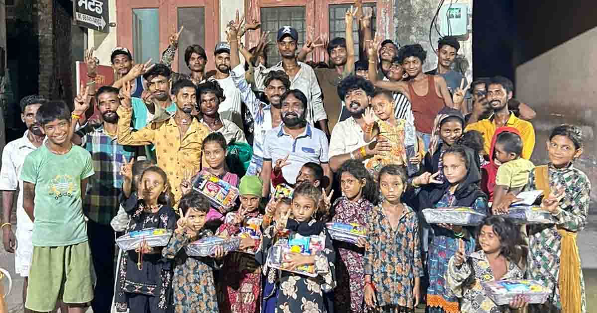 Jalandhar News: रक्षाबंधन पर सोशल वर्कर सतपाल गिल ने जरूरतमंद बच्चों से बंधवाई राखी, बांटे गिफ्ट और मिठाइयां