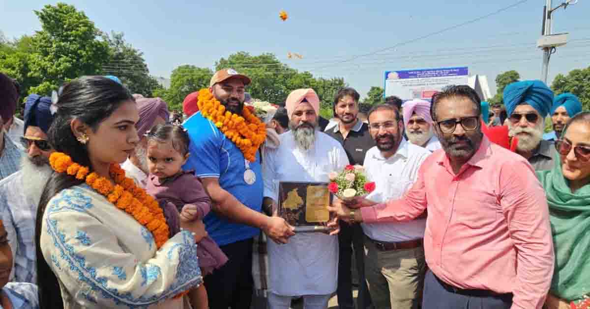 Asian Games: एशियन गेम्स में लगातार तीसरा पदक जीतकर लौटे ओलंपियन तेजिंदरपाल सिंह तूर का भव्य स्वागत