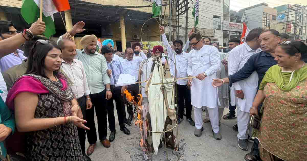 Jalandhar News: आज कांग्रेस पार्टी ने प्रताप बाग बिजली ऑफिस के बाहर पुतला जलाकर किया प्रदर्शन 