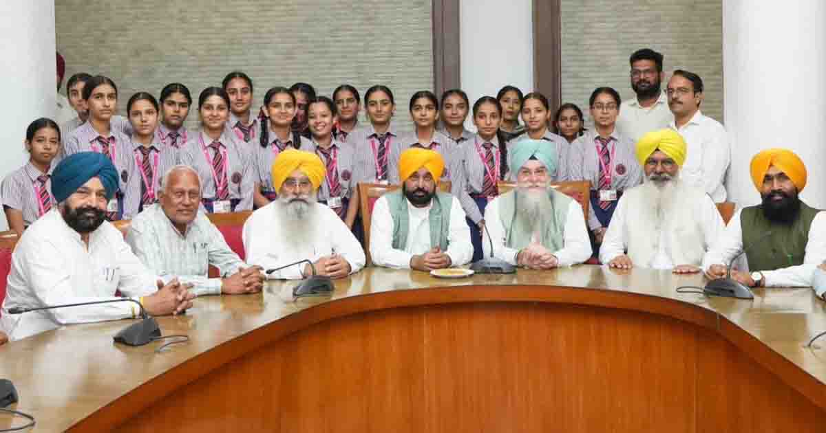 Punjab News: पंजाब विधानसभा ने विद्यार्थियों के लिए खोले द्वार; मुख्यमंत्री भगवंत सिंह मान ने उन्हें बड़े सपने देखने के लिए किया प्रेरित