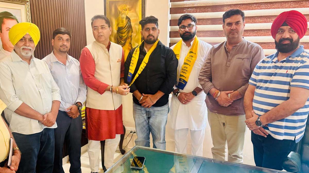 Jalandhar News: मेयर वनीत धीर ने कांग्रेस को दिया बड़ा झटका, पार्षद पुत्र अंशुमन कालिया को AAP में शामिल करवाया 