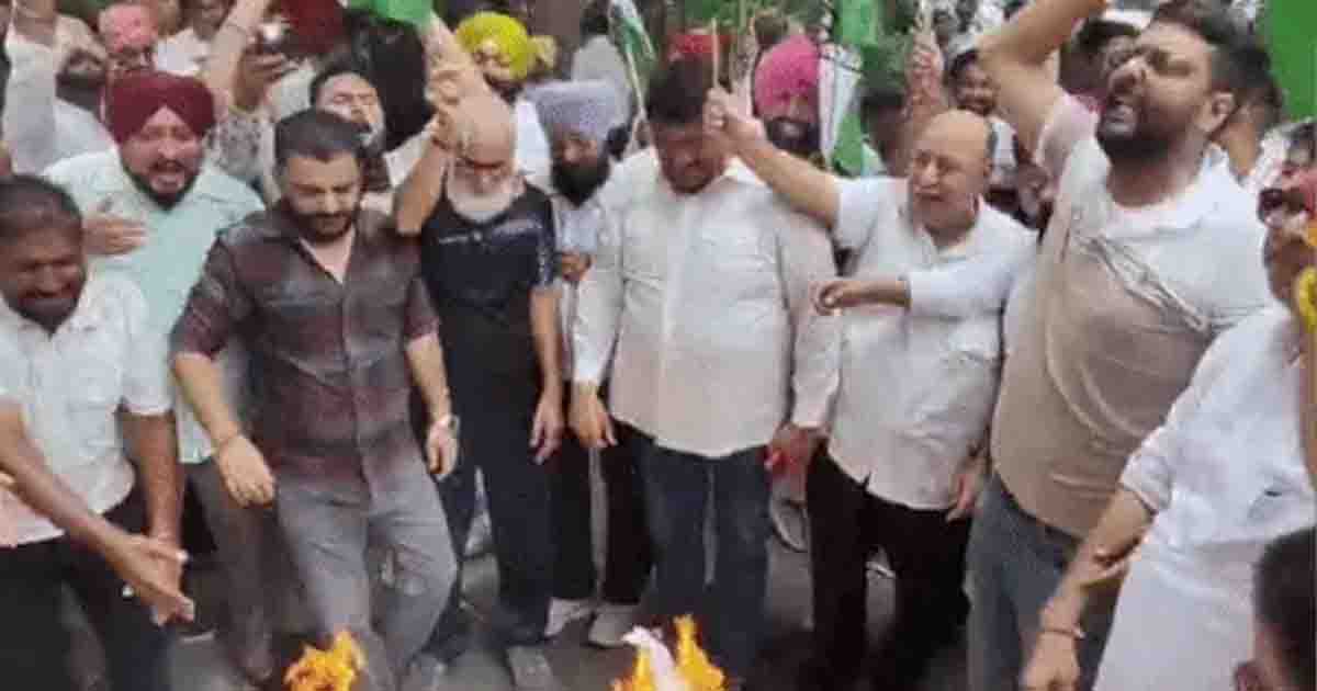 Jalandhar News: जालंधर DC दफ्तर के बाहर कांग्रेस का प्रदर्शन, बंद गेट पर चढ़े कार्यकर्ता: पुलिस से हुई धक्का-मुक्की