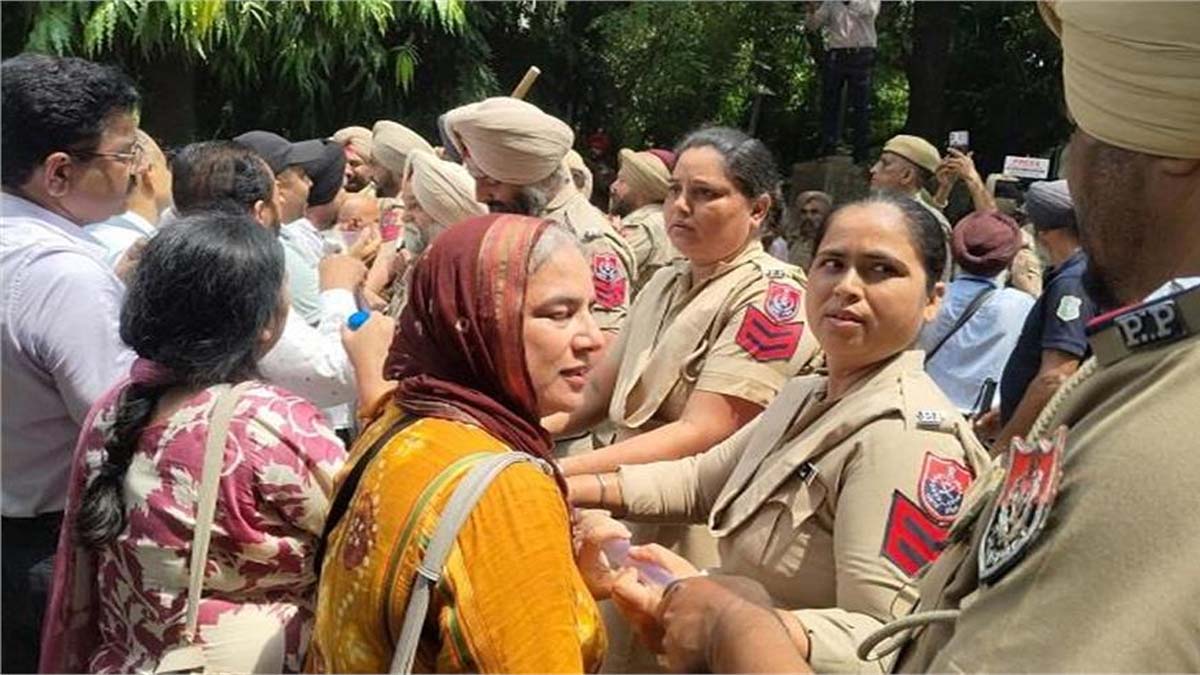 Punjab Govt Employees Strike: जालंधर में सरकारी कर्मचारियों और पुलिस के बीच धक्का-मुक्की, सीएम मान से बैठक को लेकर बढ़ा विवाद