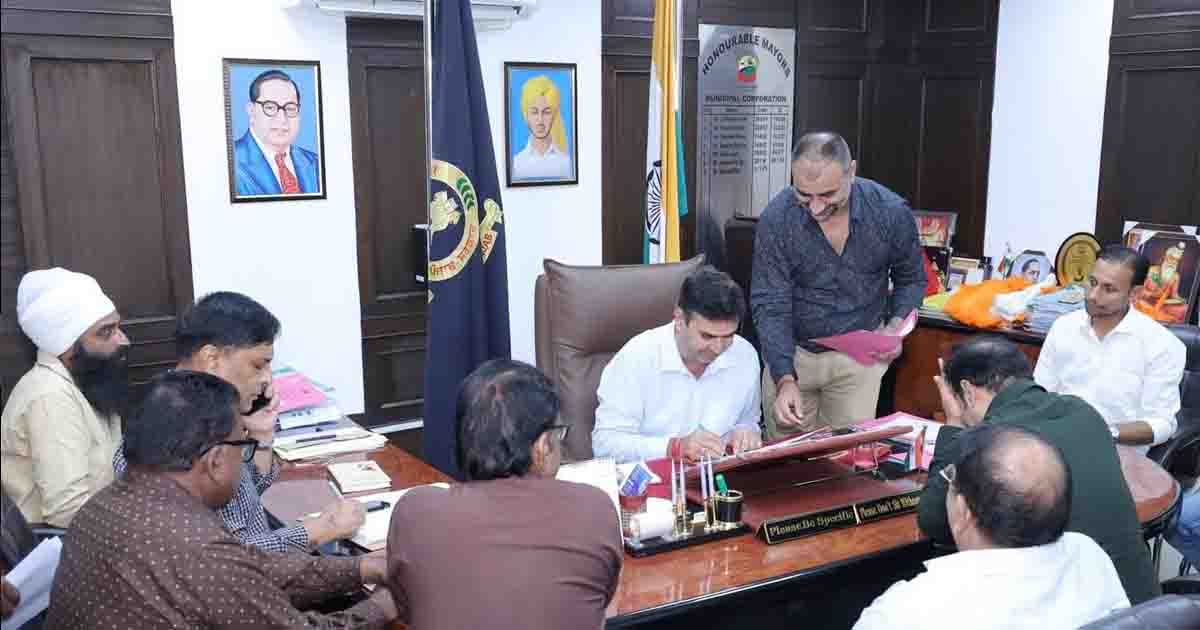 Jalandhar News: मेयर विनीत धीर ने सुनीं लोगों की समस्याएं, नगर निगम अधिकारियों को दिए सख्त निर्देश, कहा- जनसुविधाओं को प्राथमिकता दे अधिकारी