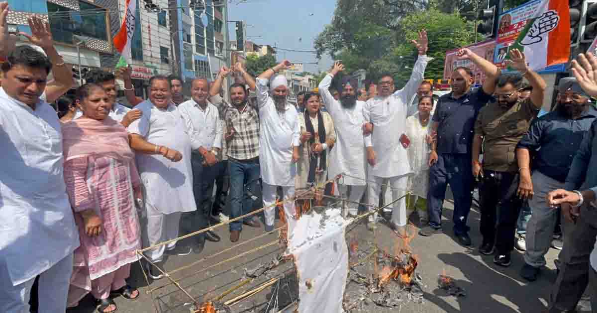 Jalandhar News: आज कांग्रेस पार्टी ने UPI टैक्स को लेकर मोदी सरकार के खिलाफ पुतला जलाकर किया प्रदर्शन 