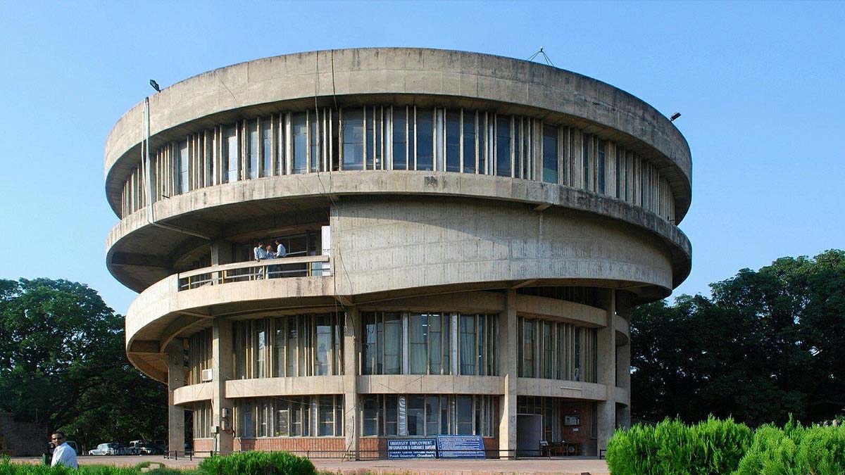 Punjab University में करंट लगने से PhD स्कॉलर की मौत, कैंपस में छात्रों का प्रदर्शन