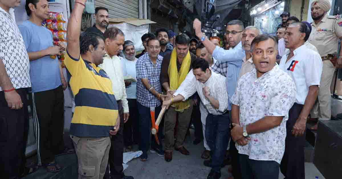जालंधर रास्ता मोहल्ला में 40 साल बाद सुधरेगी नालियों की समस्या, मेयर वनीत धीर ने शुरू करवाया काम