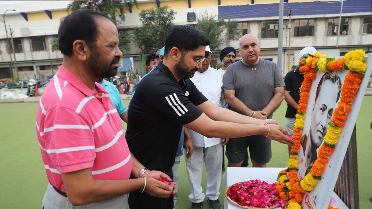 राष्ट्रीय खेल दिवस पर 100 युवा हॉकी खिलाड़ियों को खेल किट वितरित, मेजर ध्यान चंद को किया याद