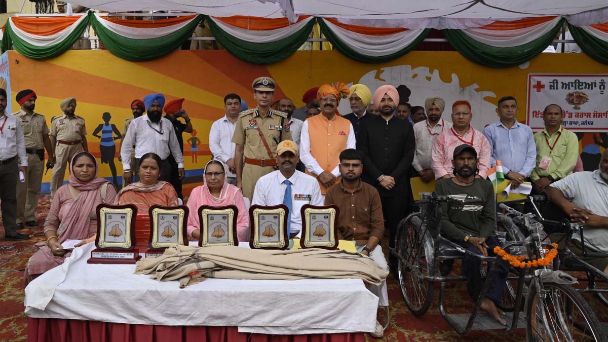 Jalandhar News: कैबिनेट मंत्री मोहिंदर भगत ने स्वतंत्रता सेनानियों और शहीदों के परिवारों का किया विशेष सम्मान
