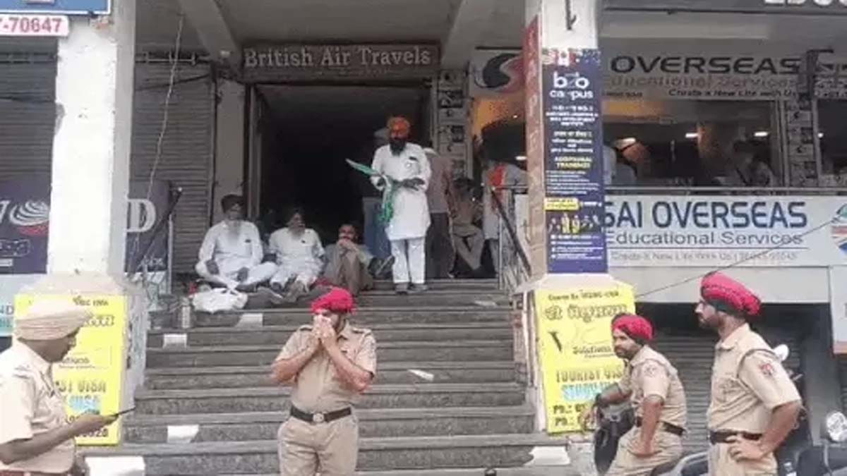 ऑस्ट्रेलिया भेजने के नाम पर 11.5 लाख की ठगी का आरोप, इमीग्रेशन दफ्तर के बाहर किसान यूनियन का प्रदर्शन