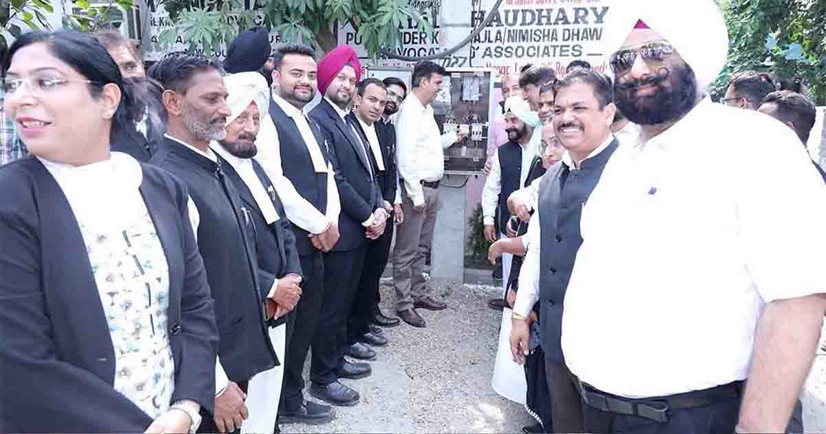 Jalandhar News: जिला बार परिसर में विकास को मिली नई रफ्तार, मेयर वनीत धीर ने हाई मास्ट लाइटों का किया उद्घाटन