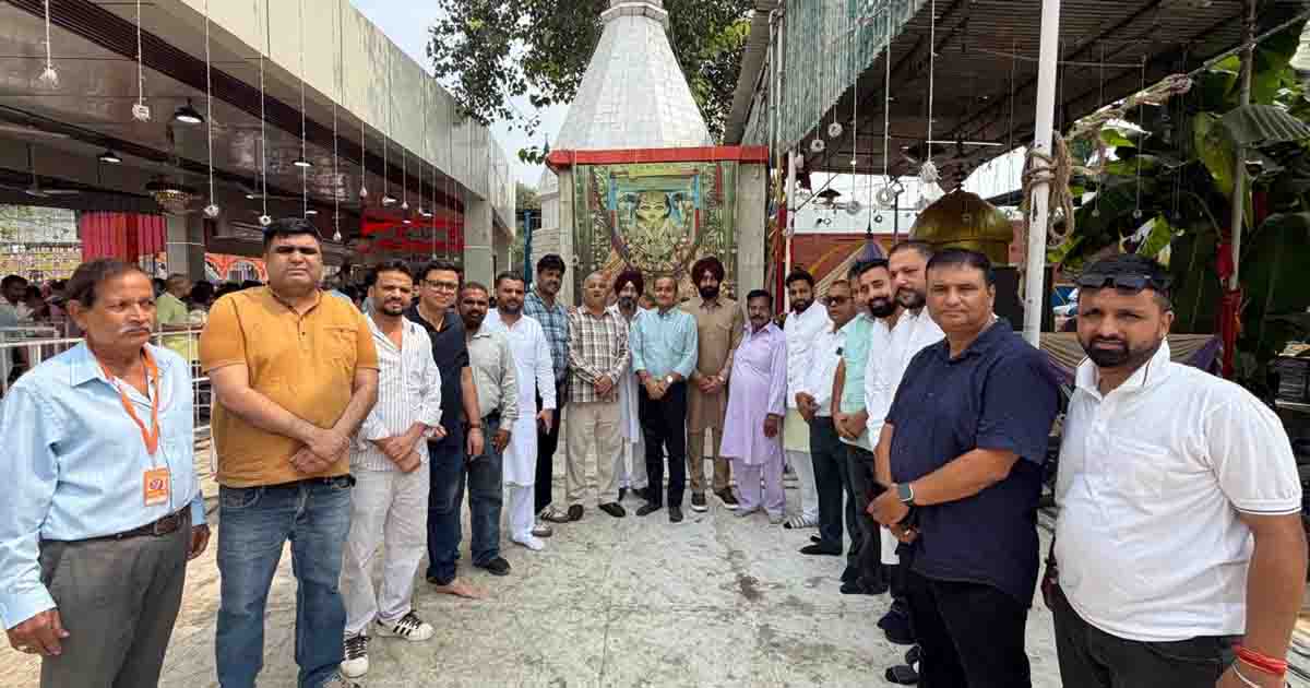 Jalandhar News: जिला कांग्रेस अध्यक्ष राजिंदर बेरी ने अपने साथियों के साथ श्री सिद्ध बाबा सोढल जी के मंदिर में माथा टेका