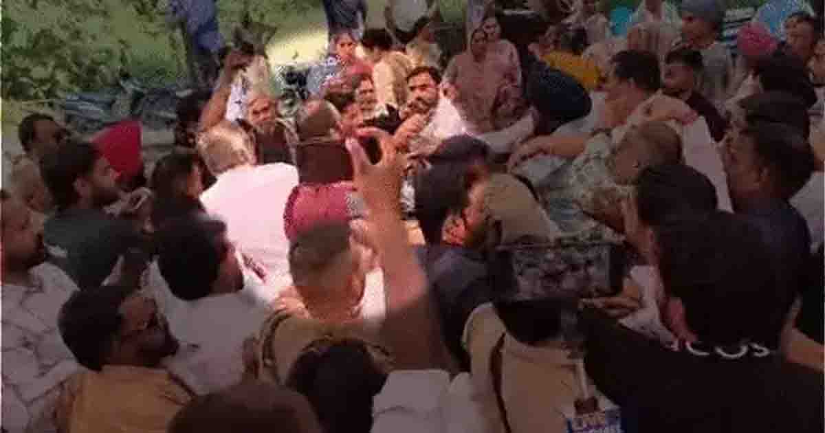 Punjab News: अंबेडकर प्रतिमा विवाद में बवाल: विजय सांपला पर माइक से हमला, भाजपा-बसपा कार्यकर्ताओं में झड़प