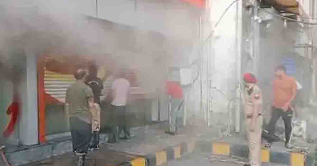 Jalandhar News: कचहरी चौक के पास वोडाफोन दफ्तर में लगी आग, 3 फायर टेंडर ने पाया काबू
