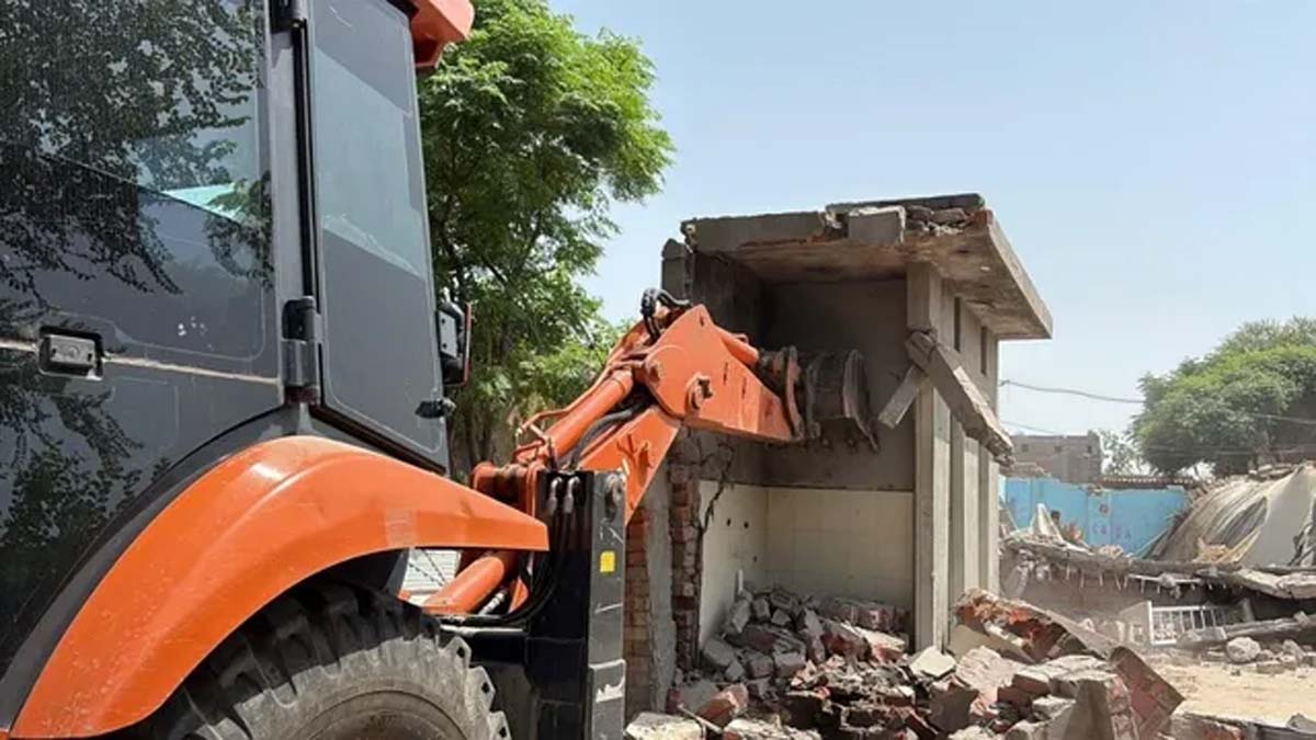 कथित अवैध निर्माण पर चला बुलडोजर, प्रशासन की बड़ी कार्रवाई