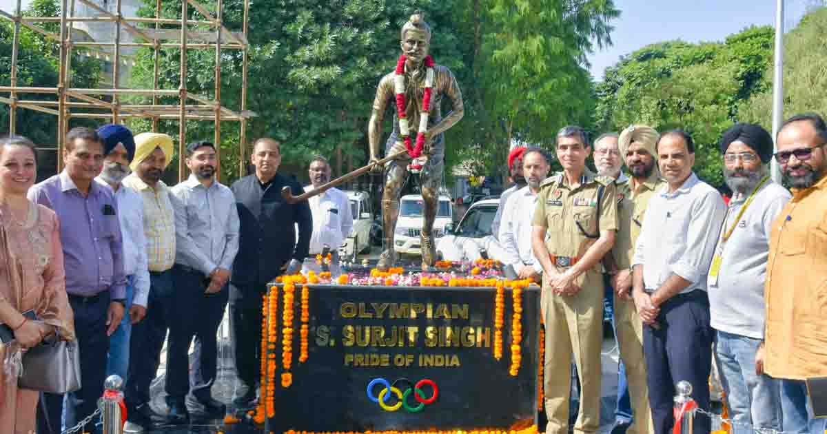 Jalandhar News: ओलंपियन सुरजीत सिंह की प्रतिमा का अनावरण, करोड़ों से संवारा गया हॉकी स्टेडियम