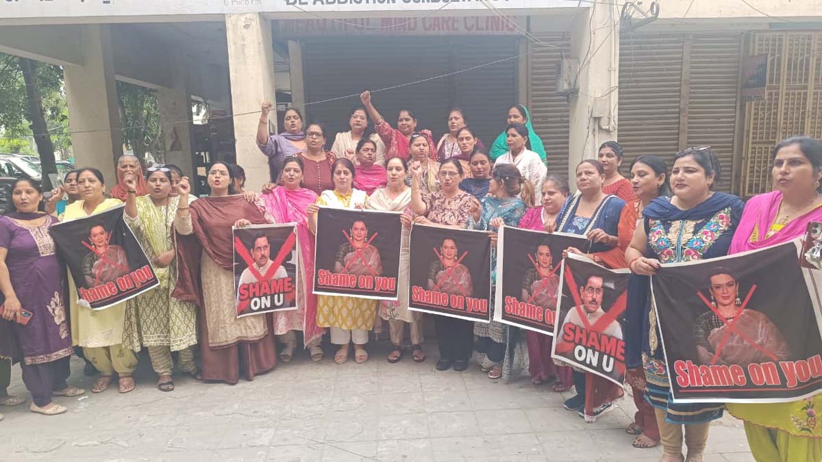 जालंधर में महिला कांग्रेस का प्रदर्शन, कंगना रनौत और प्रह्लाद जोशी के बयानों का विरोध
