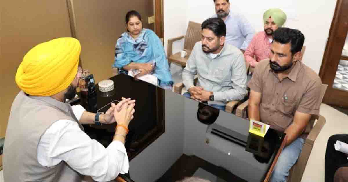 Punjab News: तरुनप्रीत सिंह सौंद ने कर्मचारी यूनियन की मांगों का समयबद्ध समाधान करने का दिया आश्वासन