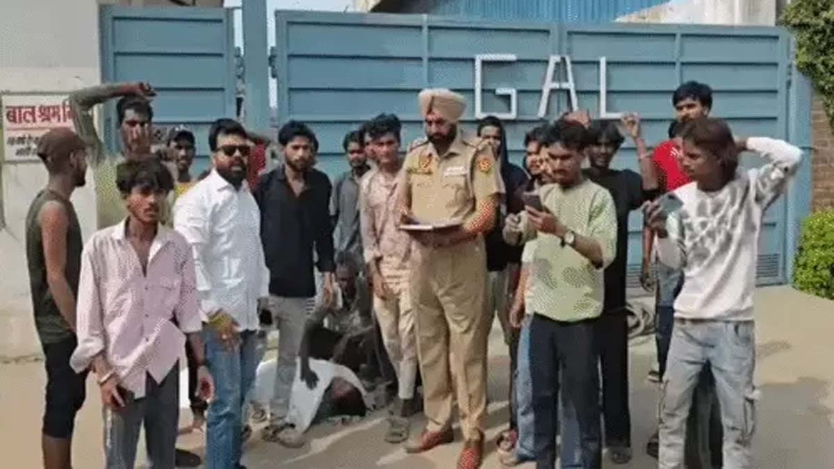 लुधियाना में मशीन की चपेट में आने से महिला कर्मचारी की मौत, फैक्ट्री के बाहर धरना