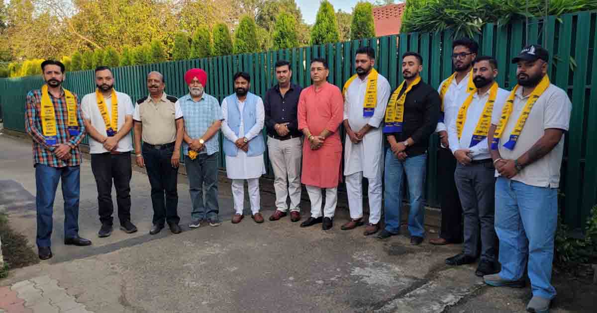 Jalandhar News: जालंधर नॉर्थ में भाजपा को तगड़ा झटका, विशाल रेरू साथियों सहित आम आदमी पार्टी में शामिल